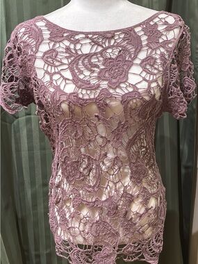 Delicate Lace Crochet Short-Sleeve Top in Mauve. Size large.